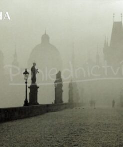 Praag: de Karelsbrug in de mist