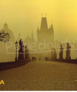 Praag: de Karelsbrug in de mist